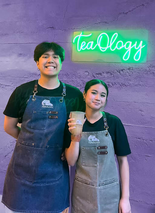 The baristas that make YOUR bubble teas! 💪